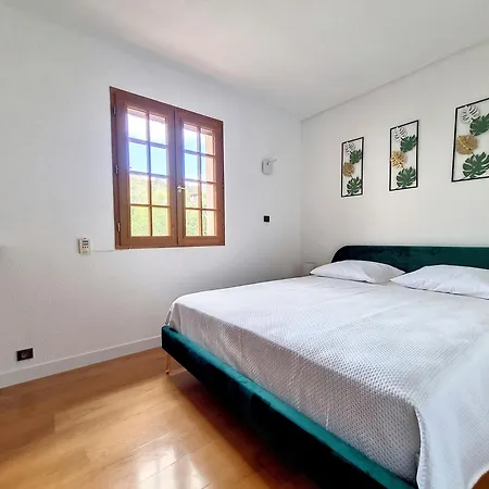Maison Sur La Place Du Marche A St Chinian *
