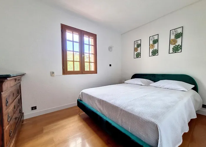 Maison Sur La Place Du Marche A St Chinian *